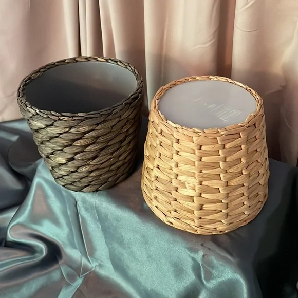 2 Rattan pots with plastic insert. - Picture 2 of 2